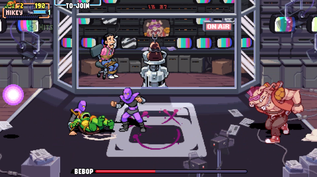 Michelangelo fighting Foot Soldier in TMNT: Shredder's Revenge.